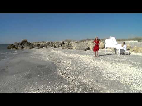 Sara Stroici - Stim un rau cu apa vie