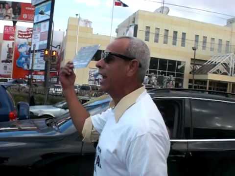 ANGEL MUÑIZ Vendiendo pelicula LADRONES A DOMICILIO en la CALLE