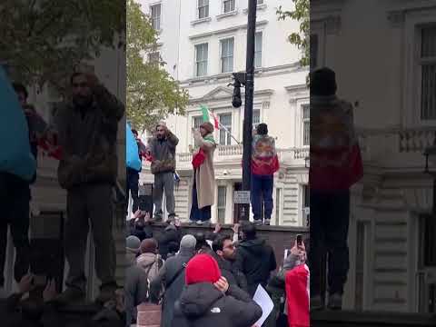 WATCH: How Protester Scales Iran Embassy in London to Raise Pre-Revolution Flag | DWS News | AC14