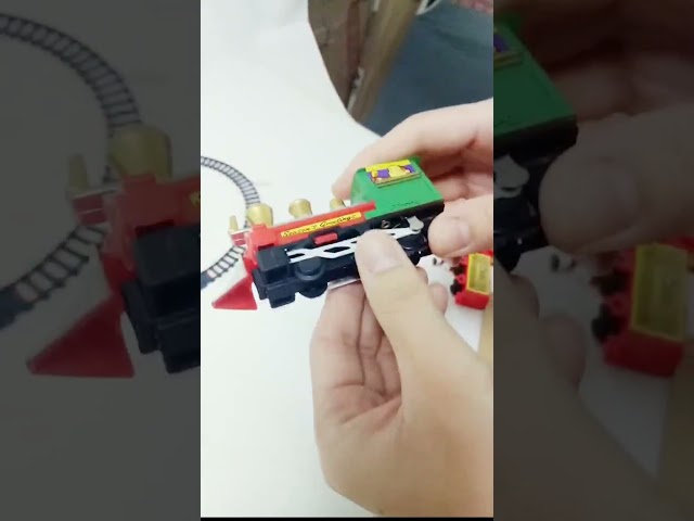 Vídeo relacionado con JOTOL Juego de Tren para Niños,141 Piezas Tren Juguete Electricos con Rieles y Vías para Automóviles,Luces y Sonidos,Juguetes de Pista para Coches,Circuito Coches Navideños Regalos 3 4 5 6 7 8 Años