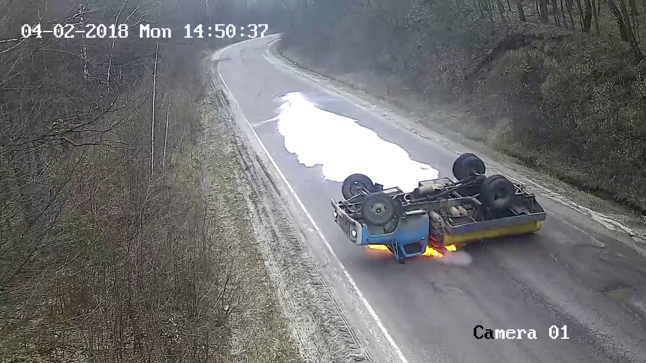 Перевернулся и загорелся молоковоз