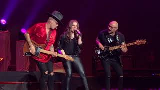 Con Quien Se Queda El Perro ?- Jesse &amp; Joy En Concierto (Arena Ciudad De Mexico)