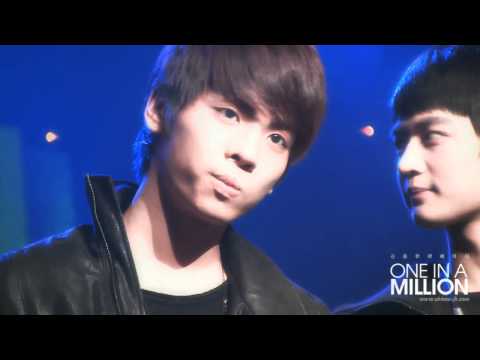 101204 Jonghyun Smile eye contact