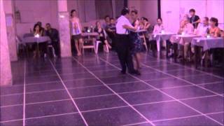 NATALIA ALMADA y PEDRO OCHOA bailando el tango TRES ESQUINAS en Floreal Milonga