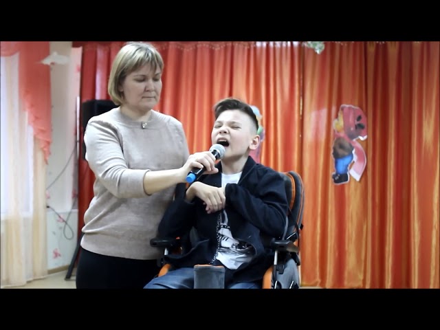 Тимур Фазлиев поет песню на татарском языке. Лаишево. 03.12.2019 г. Видео Людмилы Никифоровой