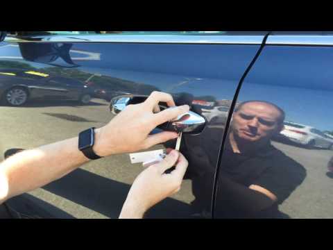 How to use the key in the Kia Sportage driver's door.