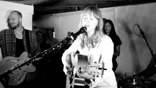 Lucy Rose - Middle Of The Bed (Live in the Barefoot Orangery 160812)