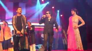 Mika Singh performing with Priyanka Chopra & Yo Yo Honey Singh