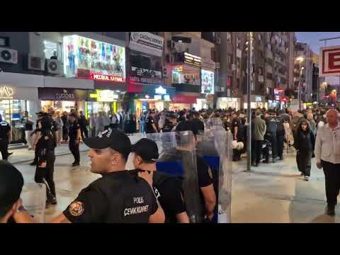 Cemil Tugay'ın AKP'ye geçmesini protesto eden İzmirlilere çevik kuvvet  tarafından müdahale yapıldı.