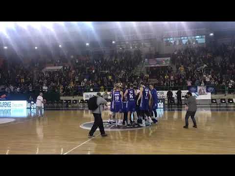 Los jugadores del COB celebran la victoria frente al Manresa
