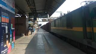 preview picture of video 'Kalyan WAG9 Making a good run through boisar station'