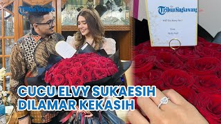Download lagu Momen Azella Alhamid Cucu Elvy Sukaesih Dilamar, Romantis Pakai Buket Bunga Hingga Cincin Berlian! mp3 Download lagu Momen Azella Alhamid Cucu Elvy Sukaesih Dilamar, Romantis Pakai Buket Bunga Hingga Cincin Berlian! mp3