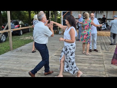 Piękny walczyk i pierwsze pary ruszyły do tańca.