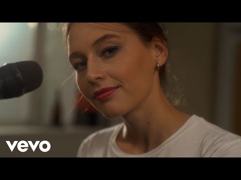 Kateřina Marie Tichá - Kolemjdoucí (Akustická verze)