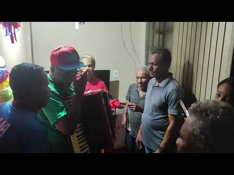 Devotos dando esmolas para a Folia de Santos Reis, Folia da Araguapaz, Goiás.