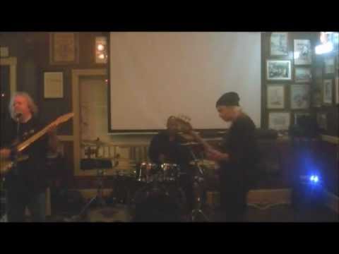 Danny, Mike & Mike perform SNEAKIN' AROUND(B.B. King cover)