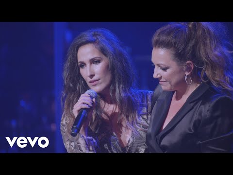 Niña Pastori con Malú - Bajo Tus Alas (En Directo) ft. Malú
