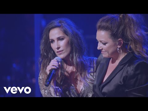 Niña Pastori con Malú - Bajo Tus Alas (En Directo)