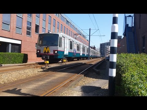 RET Metro 3*Type T nabij Ambachtsland (kruising Spinet) richting Schiedam Centrum