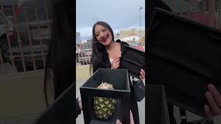 Millonaria da dinero si adivinas que hay en la caja misteriosa 😳