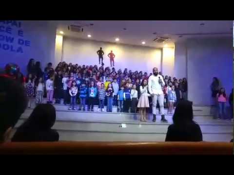 Olha oque esse pai fez na escola da filha \o/