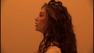 Lorde - Yellow Flicker Beat (Live at 2014 AMA)