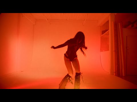 Emi Jeen - Dancing in the Living Room (Official Music Video)