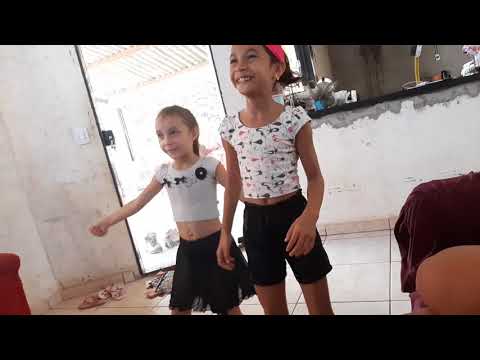 Anna Luiza e Kauanny Sophia dançando fitdance💃