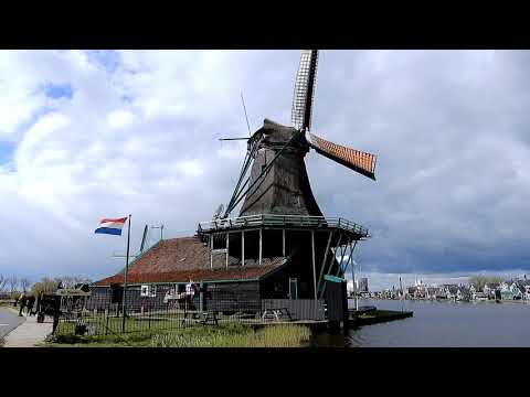 Заанские оборонения скрыты симпотичной деревушкой с 16го столетия в Заанштаде , Мельницы .