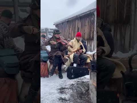 Playing pols at Rørosmartnan - Ur Skogen duo #folkmusic #nordicfolk #bagpipes