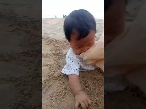 Khalida pertama kali ke pantai umur 7 bulan