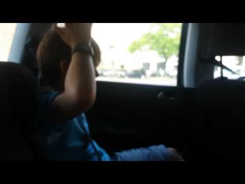 Simon tisser en flaske i hovedet