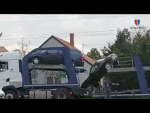 Autószállító trélerről esett le egy kocsi Kónyban