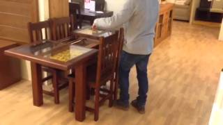 Oferta Comedor: mesa de madera extensible con cristales expositores y cuatro sillas