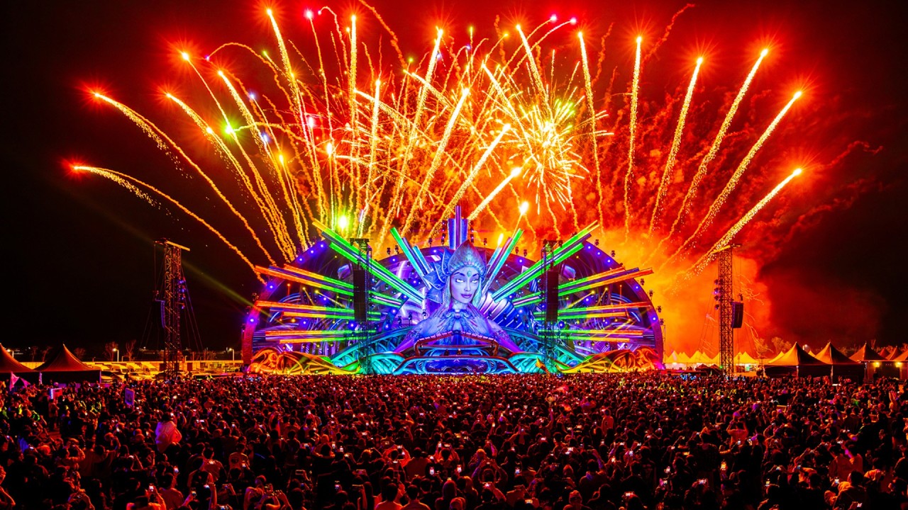 EDC KOREA 메인 스테이지와 불꽃 — 2026 EDC KOREA 인천, 10월 3일~4일