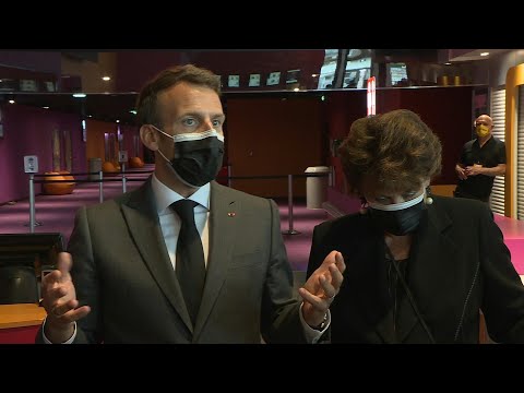 Ο Emmanuel Macron [Εμμανυέλ Μακρόν] ανακοινώνει στη Νεβέρ [Nevers], στις 21 Μαΐου 2021, τη γενίκευση του Pass Culture: πίστωση 300 ευρώ για κάθε νέο και νέα 18 ετών, για εισιτήρια, βιβλία και άλλα πολιτιστικά αγαθά. Πρόκειται για επιχορήγηση της ζήτησης, που στηρίζει τους πολιτιστικούς φορείς μέσω του κοινού τους.