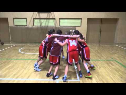 Kadetki AKM Włocławek, taniec radości po zwycięstwie z Basket 25 Bydgoszcz.