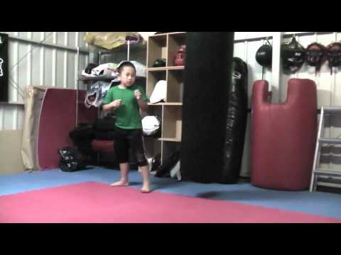 空手少年　サンドバックトレ