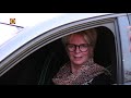 Griezelen bij de Halloween-carwash in Breda, het schuim heeft er een bloedrode kleur.