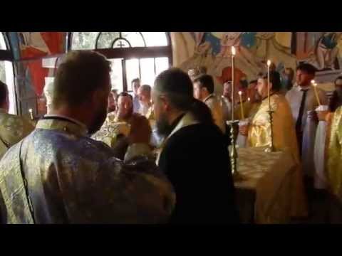 Preoţii se inchină la Altarul nou sfinţit