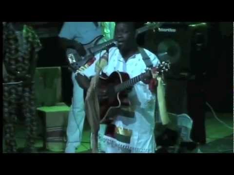 Manecas costa "N´misti vivi" ao vivo no centro cultural francés em Bissau 2012