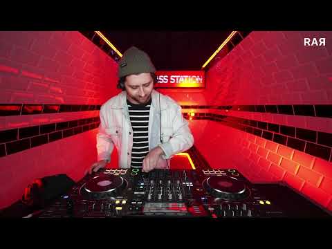 SINAY / 131 BPM - BASS STATION 2 - 009 / TECHNO