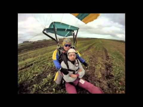 Marcel Lucont fait du parachutisme en Nouvelle-Zélande