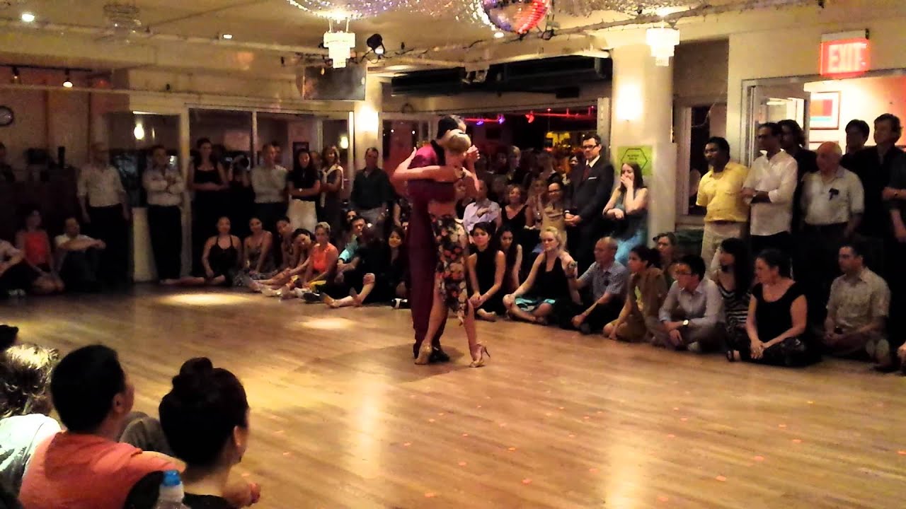 Argentine tango: Eleonora Kalganova & Michael Nadtochi -  Milongueando