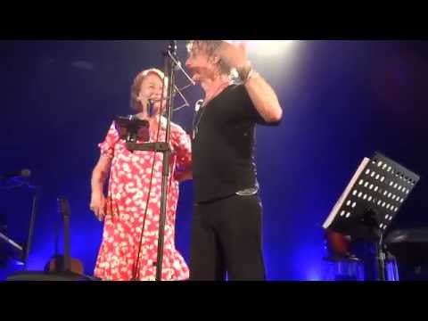 Jean Louis Aubert et sa maman sur scène Nantua 11 07 2015
