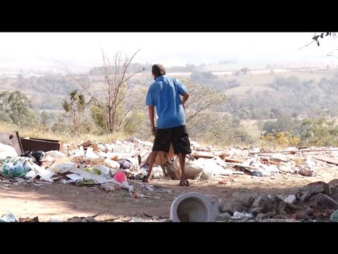 Moradores são flagrados jogando lixo em área verde do Cervezão