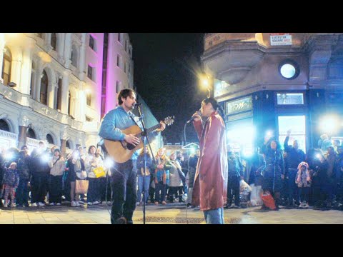 HUNDREDS turn their LIGHT ON for STREET PERFORMERS | Atticus Blue, Leire - Suspend Our Love In Time