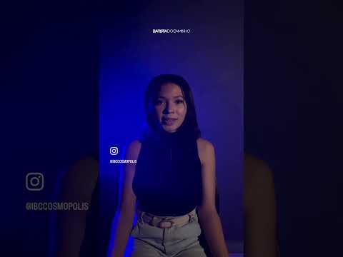 Video de uma mulher sentada contando seu testemunho