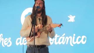 CARLOS SADNESS interpreta ISLA MORENITA en presentación NOCHES DEL BOTANICO 2025 (Madrid 20-02-2025)