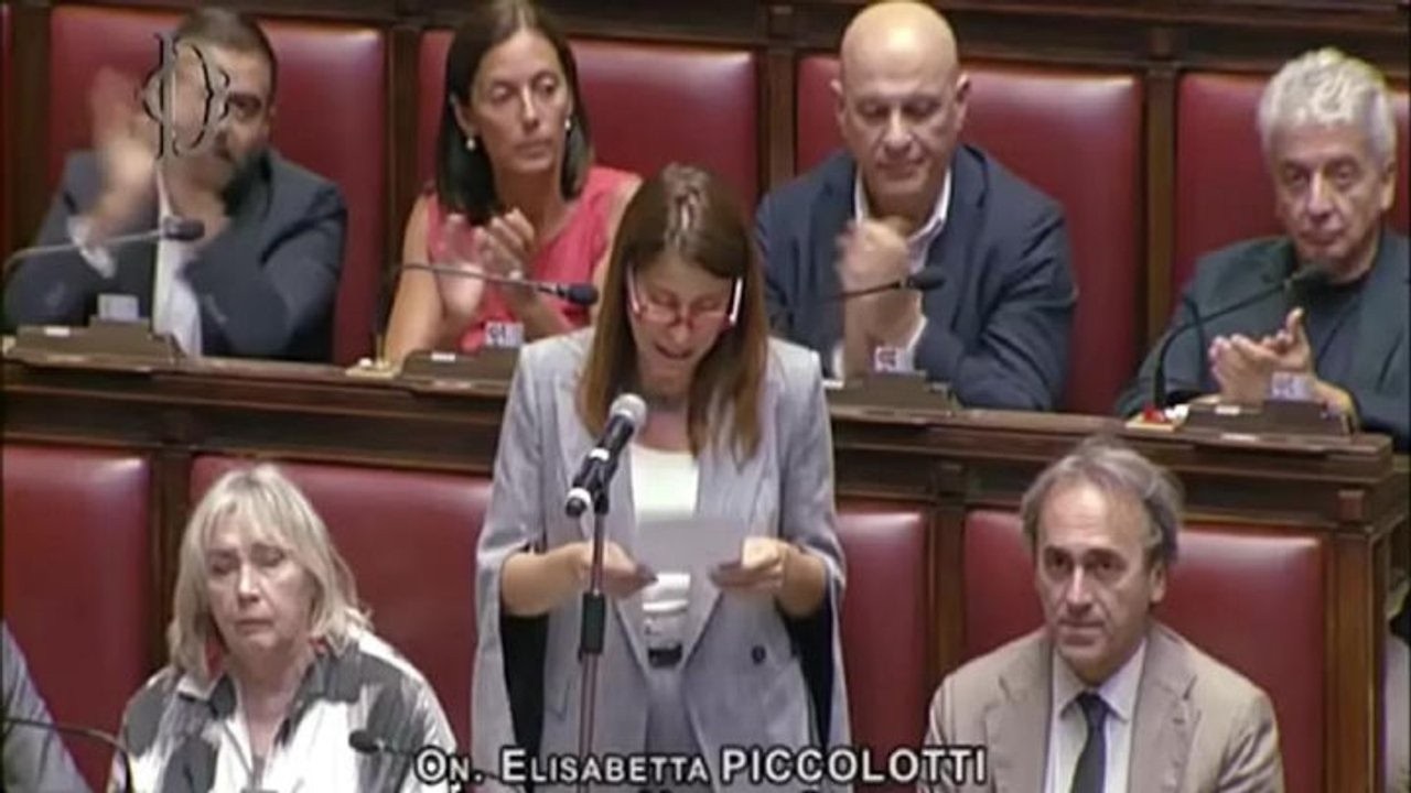 Chat Delmastro, protesta di Avs in Aula a Montecitorio, Bonelli e gli altri deputati si bendano